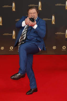 Der Deutsche Fernsehpreis 2021 Armin Rohde mit seiner Leica auf dem roten Teppich bei der Verleihung Der Deutsche Fernsehpreis Die TV-Highlights des Jahres am 14. September in den MMC Studios Köln. Copyright: xEventpressxGolejewskix