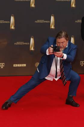 Der Deutsche Fernsehpreis 2021 Armin Rohde mit seiner Leica auf dem roten Teppich bei der Verleihung Der Deutsche Fernsehpreis Die TV-Highlights des Jahres am 14. September in den MMC Studios Köln. Copyright: xEventpressxGolejewskix