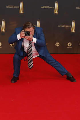 Der Deutsche Fernsehpreis 2021 Armin Rohde mit seiner Leica auf dem roten Teppich bei der Verleihung Der Deutsche Fernsehpreis Die TV-Highlights des Jahres am 14. September in den MMC Studios Köln. Copyright: xEventpressxGolejewskix