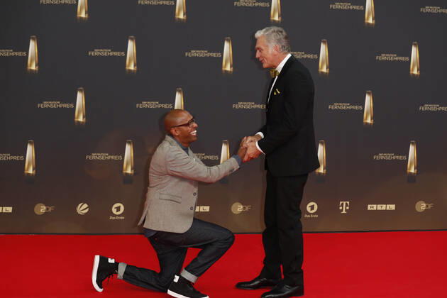 Der Deutsche Fernsehpreis 2021 Amiaz Habtu und Walter Sittler auf dem roten Teppich bei der Verleihung Der Deutsche Fernsehpreis Die TV-Highlights des Jahres am 14. September in den MMC Studios Köln. Copyright: xEventpressxGolejewskix
