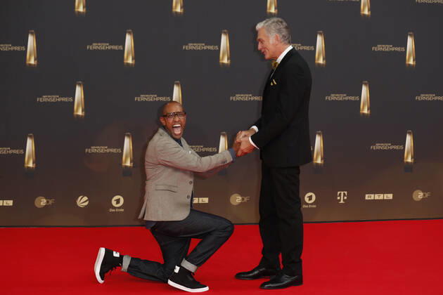 Der Deutsche Fernsehpreis 2021 Amiaz Habtu und Walter Sittler auf dem roten Teppich bei der Verleihung Der Deutsche Fernsehpreis Die TV-Highlights des Jahres am 14. September in den MMC Studios Köln. Copyright: xEventpressxGolejewskix