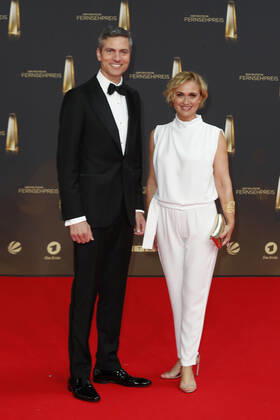Der Deutsche Fernsehpreis 2021 Ingo Zamporonis, Caren Miosga (Moderatorin) auf dem roten Teppich bei der Verleihung Der Deutsche Fernsehpreis Die TV-Highlights des Jahres am 14. September in den MMC Studios Köln. Copyright: xEventpressxGolejewskix