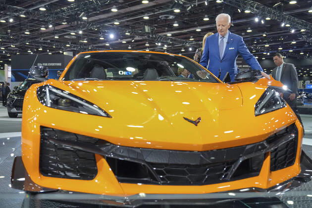 Bilder des Jahres 2022, News 09 September News Themen der Woche KW37 September 14, 2022, Detroit, MI, United States of America: U.S President Joe Biden, prepares to get into a Chevrolet Corvette Z06 during a visit to the 2022 North American International Auto Show at Huntington Place Convention Center, September 14, 2022 in Detroit, Michigan. Detroit United States of America - ZUMAp138 20220914_zaa_p138_074 Copyright: xAdamxSchultz WhitexHousex