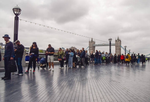 Bilder des Jahres 2022, News 09 September News Themen der Woche KW37 News Bilder des Tages September 15, 2022, London, United Kingdom: Mourners wait in a line near Tower Bridge. The queue for Queen Elizabeth II s lying-in-state stretches for several miles, as people wait for hours to view The Queen s coffin. The coffin has been placed in Westminster Hall in the Palace of Westminster where she will remain until her funeral on 19th September. London United Kingdom - ZUMAs197 20220915_zaa_s197_268 Copyright: xVukxValcicx