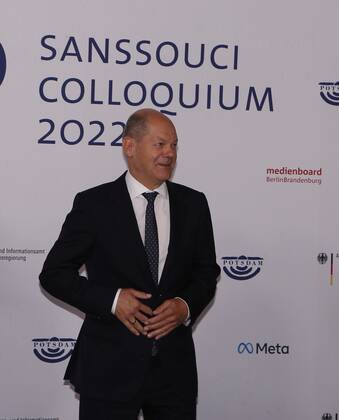 Germany: M100 Media Award to the Ukrainian people Brandenburg: M100 Media Award to the Ukrainian people – Dr. Wladimir Klitschko accepts the award on his behalf in Potsdam. The photo shows Federal Chancellor Olaf Scholz in the Orangery in Sanssouci Park. Potsdam Brandenburg Germany Copyright: SimonexKuhlmey