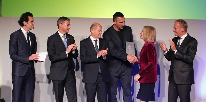 Germany: M100 Media Award to the Ukrainian people Brandenburg: M100 Media Award to the Ukrainian people – Dr. Wladimir Klitschko accepts the award on his behalf in Potsdam The photo shows Wladimir Klitschko in the Orangery in Sanssouci Park in Potsdam. Potsdam Brandenburg Germany Copyright: SimonexKuhlmey