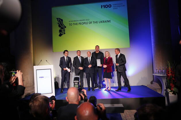 Germany: M100 Media Award to the Ukrainian people Brandenburg: M100 Media Award to the Ukrainian people – Dr. Wladimir Klitschko accepts the award on his behalf in Potsdam The photo shows Wladimir Klitschko in the Orangery in Sanssouci Park in Potsdam. Potsdam Brandenburg Germany Copyright: SimonexKuhlmey