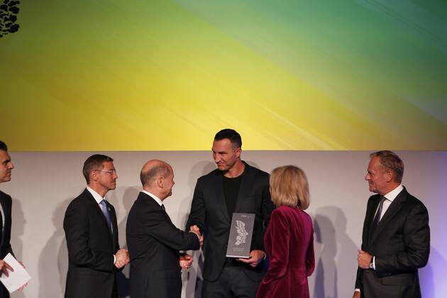 Germany: M100 Media Award to the Ukrainian people Brandenburg: M100 Media Award to the Ukrainian people – Dr. Wladimir Klitschko accepts the award on his behalf in Potsdam The photo shows Wladimir Klitschko in the Orangery in Sanssouci Park in Potsdam. Potsdam Brandenburg Germany Copyright: SimonexKuhlmey