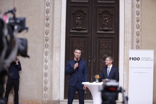 Germany: M100 Media Award to the Ukrainian people Brandenburg: M100 Media Award to the Ukrainian people – Dr. Wladimir Klitschko accepts the award on his behalf in Potsdam.The photo shows Wladimir Klitschko in the Orangery in Sanssouci Park in Potsdam. Potsdam Brandenburg Germany Copyright: SimonexKuhlmey