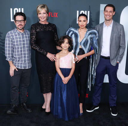 Entertainment Bilder des Tages Los Angeles Premiere Of Netflix s Lou J.J. Abrams, Allison Janney, Ridley Asha Bateman, Jurnee Smollett and Jon Cohen arrive at the Los Angeles Premiere Of Netflix s Lou held at the Netflix Tudum Theater on September 15, 2022 in Hollywood, Los Angeles, California, United States. Netflix Tudum Theater, Hollywood, Los Angeles, California California United States Copyright: xImagexPressxAgencyx originalFilename: collin-losangel220916_npKis.jpg