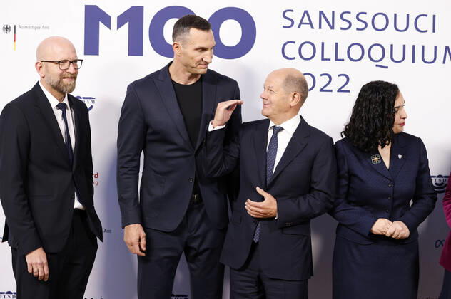 Moritz van Dülmen, Wladimir Klitschko, Olaf Scholz und Vjosa Osmani bei der Verleihung des M100 Media Award 2022 für das ukrainische Volk in der Orangerie Sanssouci. Potsdam, 15.09.2022