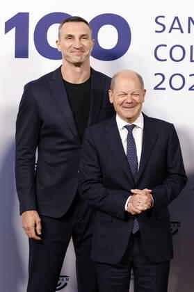 Wladimir Klitschko und Olaf Scholz bei der Verleihung des M100 Media Award 2022 für das ukrainische Volk in der Orangerie Sanssouci. Potsdam, 15.09.2022