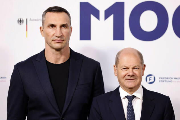 Wladimir Klitschko und Olaf Scholz bei der Verleihung des M100 Media Award 2022 für das ukrainische Volk in der Orangerie Sanssouci. Potsdam, 15.09.2022