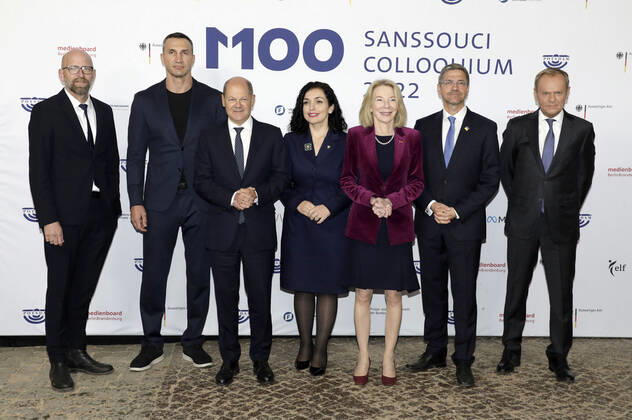 Moritz van Dülmen, Wladimir Klitschko, Olaf Scholz, Vjosa Osmani, Amy Gutmann, Mike Schubert und Donald Tusk bei der Verleihung des M100 Media Award 2022 für das ukrainische Volk in der Orangerie Sanssouci. Potsdam, 15.09.2022