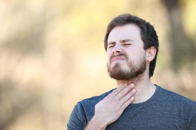 IMAGO Creative, Gesellschaft, Leisure Sickness Man suffering sore throat in nature, Overwhelmed man suffering sore throat in nature, Overwhelmed man suffering sore throat in nature model released, Symbolfoto , 14.03.2022, Copyright: xAntonioGuillemx Panthermedia31219537.jpg