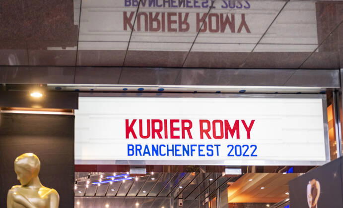 20220916 Kurier Romy-Branchenfest 2022 WIEN, OESTERREICH - 16. SEPTEMBER: TV Moderatorin und Host des Abends Arabella Kiesbauer bei Ihrer Ankunft am roten Teppich vor dem Kurier Romy-Brachenfest 2022, bei dem im Rahmen einer festlichen Verleihung, die kreativen Talente hinter der Kamera in 15 Kategorien Nomnierten, geehrt werden am 16. September 2022 im Gartenbaukino in Wien, Oesterreich. 220916_SEPA_17_001 Copyright: xIsabellexOuvrardx SEPAxMedia