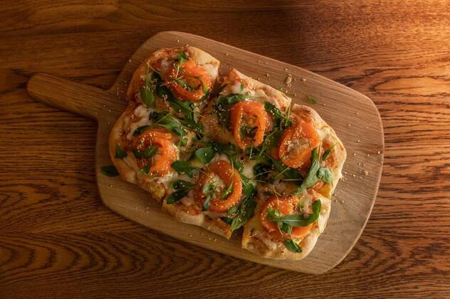  Roman Pizza with salmon, Pizza with salmon on roman dough with ruccola, Pizza with salmon on roman dough with ruccola, 02.04.2022, Copyright: xolinchukx Panthermedia31281453.jpg
