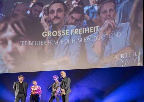 20220916 Kurier Romy-Branchenfest 2022 IEN, OESTERREICH - 16. SEPTEMBER: Preistraeger (Freibeuter Film Rohfilm Productions) fuer die beste Produktion (Große Freiheit) waehrend der Dankrede bei dem Kurier Romy-Brachenfest 2022, bei dem im Rahmen einer festlichen Verleihung, die kreativen Talente hinter der Kamera in 15 Kategorien Nomnierten, geehrt werden am 16. September 2022 im Gartenbaukino in Wien, Oesterreich. 220916_SEPA_17_024 Copyright: xIsabellexOuvrardx SEPAxMedia