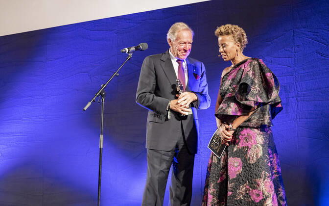 20220916 Kurier Romy-Branchenfest 2022 WIEN, OESTERREICH - 16. SEPTEMBER: Produzent Herbert Kloiber, Preistraeger der Platin Romy 2022 fuer sein Lebenswerk mit TV Moderatorin und Host des Abends Arabella Kiesbauer bei dem Kurier Romy-Brachenfest 2022, bei dem im Rahmen einer festlichen Verleihung, die kreativen Talente hinter der Kamera in 15 Kategorien Nomnierten, geehrt werden am 16. September 2022 im Gartenbaukino in Wien, Oesterreich. 220916_SEPA_17_025 Copyright: xIsabellexOuvrardx SEPAxMedia