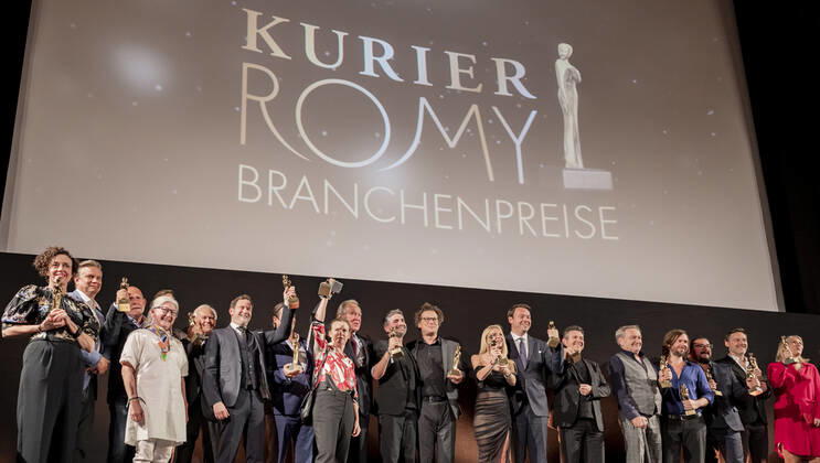 20220916 Kurier Romy-Branchenfest 2022 WIEN, OESTERREICH - 16. SEPTEMBER: Gruppenbild mit allen PreistraegerInnenr beim Kurier Romy-Brachenfest 2022, bei dem im Rahmen einer festlichen Verleihung, die kreativen Talente hinter der Kamera in 15 Kategorien Nomnierten, geehrt werden am 16. September 2022 im Gartenbaukino in Wien, Oesterreich. 220916_SEPA_17_030 Copyright: xIsabellexOuvrardx SEPAxMedia