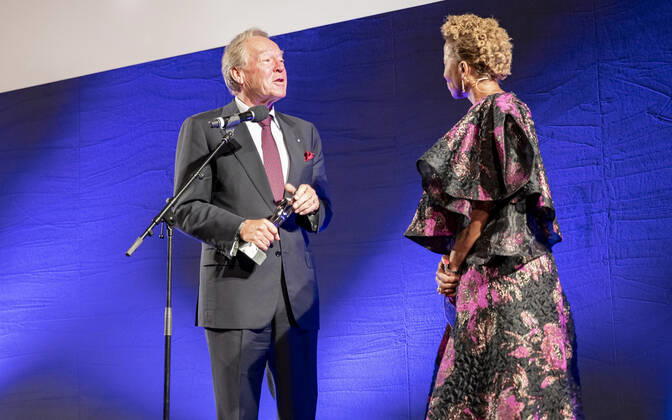 20220916 Kurier Romy-Branchenfest 2022 WIEN, OESTERREICH - 16. SEPTEMBER: Produzent Herbert Kloiber, Preistraeger der Platin Romy 2022 fuer sein Lebenswerk mit TV Moderatorin und Host des Abends Arabella Kiesbauer bei dem Kurier Romy-Brachenfest 2022, bei dem im Rahmen einer festlichen Verleihung, die kreativen Talente hinter der Kamera in 15 Kategorien Nomnierten, geehrt werden am 16. September 2022 im Gartenbaukino in Wien, Oesterreich. 220916_SEPA_17_026 Copyright: xIsabellexOuvrardx SEPAxMedia