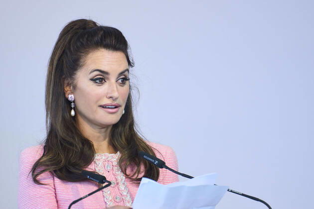 September 17, 2022, Madrid, Madrid, Spain: Penelope Cruz receives National Cinematrogy Award during 70th San Sebastian International Film Festival at Victoria Eugenia Theatre on September 17, 2022 in Donostia San Sebastian, Spain Madrid Spain - ZUMAg15_ 20220917_zaf_g15_108 Copyright: xJackxAbuinx