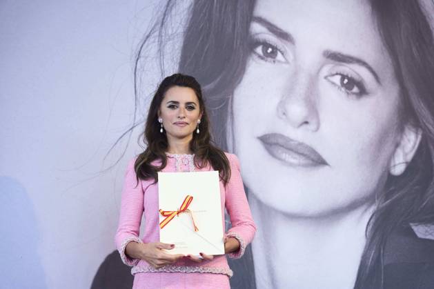 September 17, 2022, Madrid, Madrid, Spain: Penelope Cruz receives National Cinematrogy Award during 70th San Sebastian International Film Festival at Victoria Eugenia Theatre on September 17, 2022 in Donostia San Sebastian, Spain Madrid Spain - ZUMAg15_ 20220917_zaf_g15_128 Copyright: xJackxAbuinx