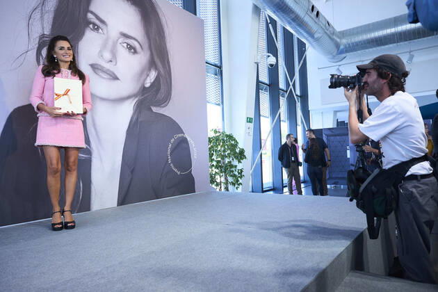 September 17, 2022, Madrid, Madrid, Spain: Penelope Cruz receives National Cinematrogy Award during 70th San Sebastian International Film Festival at Victoria Eugenia Theatre on September 17, 2022 in Donostia San Sebastian, Spain Madrid Spain - ZUMAg15_ 20220917_zaf_g15_129 Copyright: xJackxAbuinx