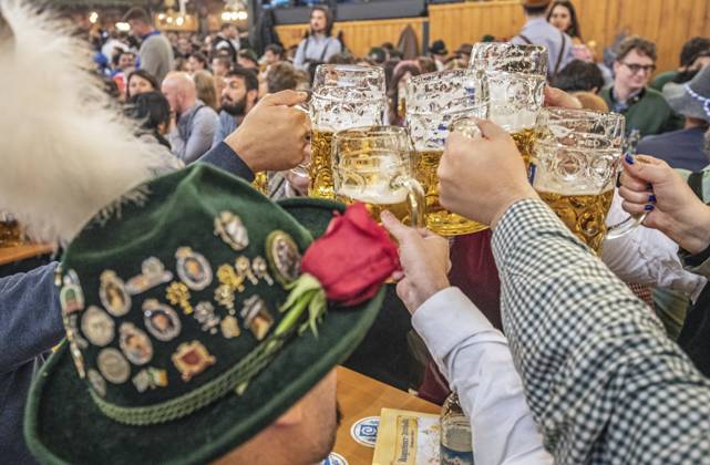 Bilder des Jahres 2022, News 09 September News Themen der Woche KW37 News Bilder des Tages Wiesnbesucher stossen in der Augustiner Festhalle mit ihrer Maß Bier an, Oktoberfest 2022, Eröffnungstag der Wiesn, 17. September 2022 Deutschland, München, 17.09.2022, Wiesnbesucher in bayerischer Tracht stossen in der Augustiner Festhalle mit ihrer Maß Bier an, Beginn des Oktoberfest 2022, Prosit, anstossen, zuprosten, Masskrüge, Eröffnungstag, mittags um 12:30 Uhr, Oktoberfest 2022, typisch bayerisch, Volksfest, Bayern, Lebensfreude, Bier, Brauerei, das Oktoberfest findet erstmals seit 2019 wieder statt,