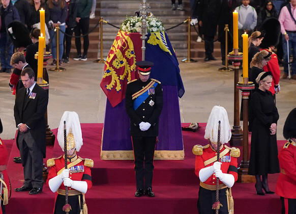 Entertainment Bilder des Tages . 17 09 2022. London, United Kingdom. The eight grandchildren of Queen Elizabeth II ; Prince William, Prince Harry, Peter Phillips, Zara Tindall, James, Viscount Severn , Lady Louise Windsor, Princess Eugenie and Princess Beatrice at the lying in state vigil at Westminster Hall in London.  xPoolx xi-Imagesx IIM-23780-0034