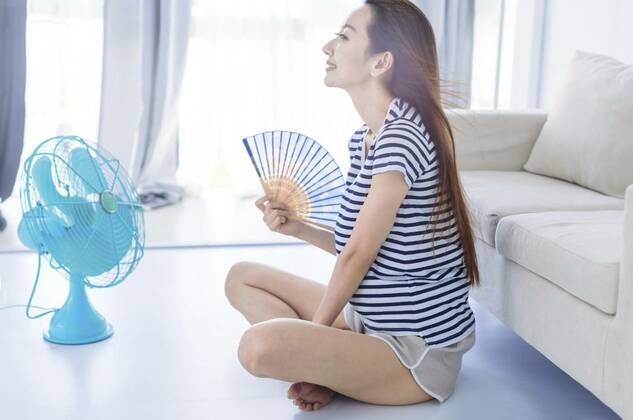 Young woman relax on floot in living room wave with hand fan and enjoying air flow from fan . Summer heat concept, Young woman relax on floot in living room wave with hand fan and enjoying air flow from fan . Summer heat concept, Young woman relax on floot in living room wave with hand fan and enjoying air flow from fan . Summer heat concept model released, Symbolfoto , 18.06.2022, Copyright: xtomwangx Panthermedia31539796.jpg