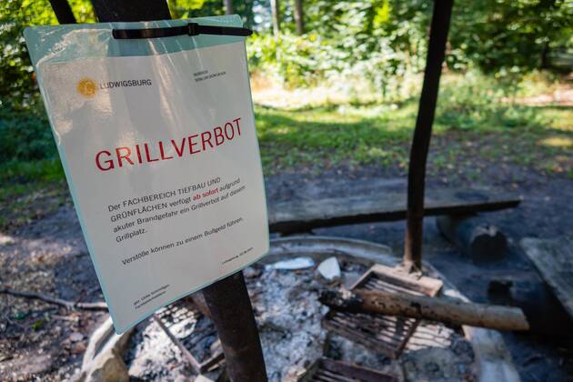 Grillverbot Feuer und erhöhte Brandgefahr Eine erkaltete Feuerstelle in der trockenen offenen Landschaft 04.09.2022: Grillverbot Feuer und erhöhte Brandgefahr Eine erkaltete Feuerstelle in der trockenen offenen Landschaft. Ein Schild mit der Aufschrift Grillverbot an einem Spielplatz im Landkreis Ludwigsburg. Foto: KS-Images.de Karsten Schmalz Ludwigsburg , Baden-Württemberg Germany
