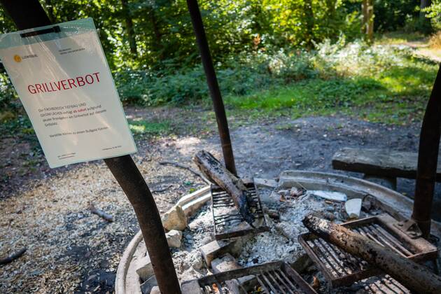 Grillverbot Feuer und erhöhte Brandgefahr Eine erkaltete Feuerstelle in der trockenen offenen Landschaft 04.09.2022: Grillverbot Feuer und erhöhte Brandgefahr Eine erkaltete Feuerstelle in der trockenen offenen Landschaft. Ein Schild mit der Aufschrift Grillverbot an einem Spielplatz im Landkreis Ludwigsburg. Foto: KS-Images.de Karsten Schmalz Ludwigsburg , Baden-Württemberg Germany