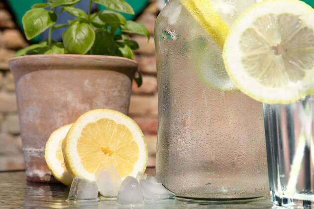  Water fresh and cold in a hot summer day with ice cubes and lemon. Heat dehydration concept. Placed in front of old brick wall., Water fresh and cold in a hot summer day with ice cubes and lemon. Heat dehydration concept. Placed in front of old brick wall., Water fresh and cold in a hot summer day with ice cubes and lemon. Heat dehydration concept. Placed in front of old brick wall., 26.06.2022, Copyright: xartursfotox Panthermedia31567923.jpg