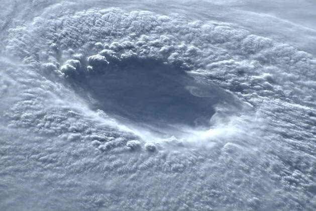 Bilder des Jahres 2022, News 09 September News Themen der Woche KW37 September 17, 2022, International Space Station, EARTH ORBIT: View of eye wall of Typhoon Nanmadol as it prepares to make landfall in south-western Japan seen from the International Space Station, September 17, 2022 in Earth Orbit. The storm is packing gusts up to 150mph and record amounts of rain. International Space Station EARTH ORBIT - ZUMAp138 20220917_zaa_p138_006 Copyright: xBobxHines Nasax