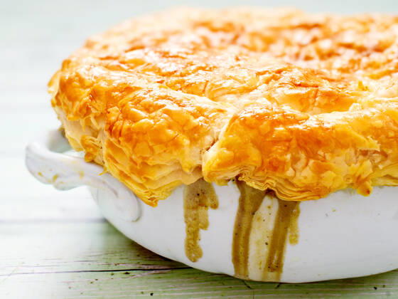 IMAGO Creative, Food, Pot Pie close up of a rustic meat potpie , 15116394.jpg, rustic, hearty, meat, beef, steak, chicken, brown, gravy, pot, pie, potpie, golden, crust, crispy, flaky, stew, vegetable, vegetables, casserole, baked, cooked, food, nobody, horizontal, color, closeup,
