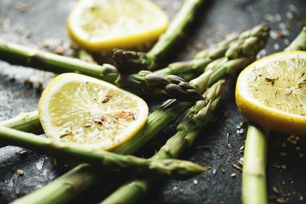  IMAGO Creative: Food, Spargel Closeup of asparagus with lemon and spices, Vegetarian cuisine recipe. Fresh asparagus with lemon and spices on black plate closeup., Vegetarian cuisine recipe. Fresh asparagus with lemon and spices on black plate closeup., 27.07.2022, Copyright: xhitdelightx Panthermedia31654101.jpg