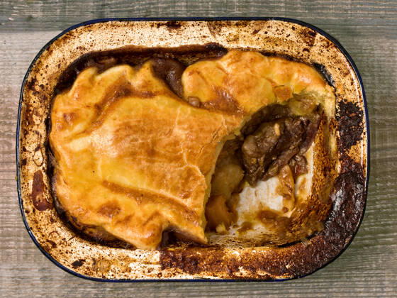 IMAGO Creative, Food, Pot Pie close up of a rustic meat pie , 15529922.jpg, rustic, hearty, meat, beef, steak, chicken, pot, pie, potpie, golden, crust, crispy, flaky, baked, tin, cooked, food, nobody, horizontal, color, closeup,