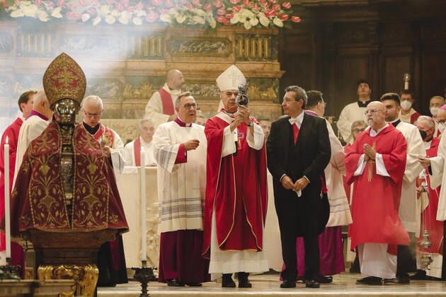 News Themen der Woche KW38 News Bilder des Tages The bishop of Naples, Domenico Battaglia (C), shows the ampoule with liquefied blood during the ceremony for the solemnity of San Gennaro, in the cathedral. The Miracle of San Gennaro was repeated when the blood of the Patron Saint of Naples was crystallized in the cathedral of the city.  Copyright: xSalvatorexLaporta KONTROLABx xipx xx