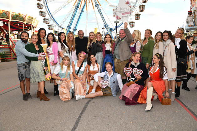 Entertainment Themen der Woche KW38 Entertainment Bilder des Tages Cathy Hummels und ihre Gäste (Sophia Thiel, Dagmar, Wöhrl, Sila Sahin, Sylvia Walker, Andrea Kaiser, Simone Ballack, Timur Bartels, Magdalena Brzeska, Paola Maria u.a.) bei ihrem Wiesn Bummel am 19.09.2022 auf dem Oktoberfest in München Cathy Hummels Wiesn Bummel auf dem Oktoberfest 2022 in München