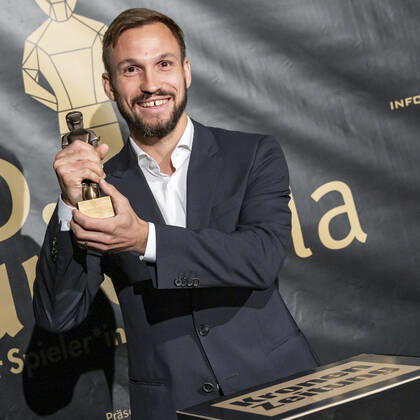 Entertainment Bilder des Tages 20220919 26. Bruno-Gala WIEN, OESTERREICH - 19. SEPTEMBER: Kapitaen von FC Red Bull Salzburg Andreas Ulmer, Preistraeger der Bruno-Award in der Kategorie Mannschaft der Saison praesentiert von Kronen Zeitung waehrend der Preisverleihung anlaesslich des 26. Bruno Galas, Das Fest Der SpielerInnen, praesentiert von Kronen Zeitung im Globe Wien in der Marx-Halle am 19. September 2022 in Wien, Oesterreich. 220919_SEPA_17_010 Copyright: xIsabellexOuvrardx SEPAxMedia