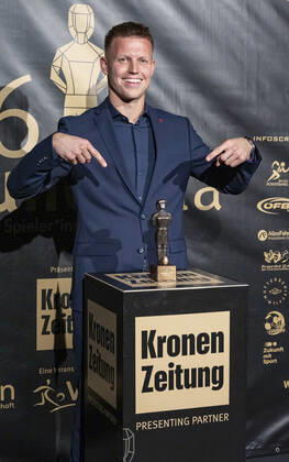20220919 26. Bruno-Gala WIEN, OESTERREICH - 19. SEPTEMBER: Tormann von FK Austria Wien Patrick Pentz, Preistraeger der Bruno-Award in der Kategorie Tormann der Saison praesentiert von sportsbusiness.at waehrend der Preisverleihung anlaesslich des 26. Bruno Galas, Das Fest Der SpielerInnen, praesentiert von Kronen Zeitung im Globe Wien in der Marx-Halle am 19. September 2022 in Wien, Oesterreich. 220919_SEPA_17_014 Copyright: xIsabellexOuvrardx SEPAxMedia