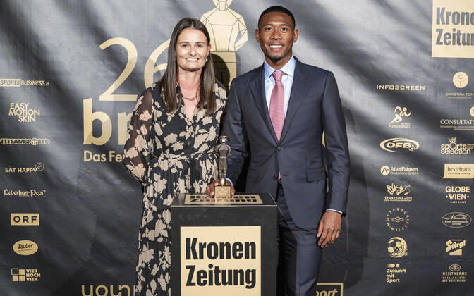Entertainment Bilder des Tages 20220919 26. Bruno-Gala WIEN, OESTERREICH - 19. SEPTEMBER: Senior Brand Manager Sparkling von Coca Cola Oesterreich Lisa-Maria Moorbrugger mit Spieler von Real Madrid David Alaba, Preistraeger der Bruno-Award in der Kategorie Legionaer der Saison praesentiert von Coca-Cola waehrend der Preisverleihung anlaesslich des 26. Bruno Galas, Das Fest Der SpielerInnen, praesentiert von Kronen Zeitung im Globe Wien in der Marx-Halle am 19. September 2022 in Wien, Oesterreich. 220919_SEPA_17_018 Copyright: xIsabellexOuvrardx SEPAxMedia