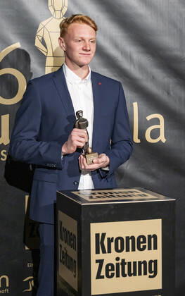 20220919 26. Bruno-Gala WIEN, OESTERREICH - 19. SEPTEMBER: Spieler von FC Red Bull Salzburg Nicolas Seiwald, Preistraeger der Bruno-Award in der Kategorie Aufsteiger der Saison praesentiert von Moser Medical waehrend der Preisverleihung anlaesslich des 26. Bruno Galas, Das Fest Der SpielerInnen, praesentiert von Kronen Zeitung im Globe Wien in der Marx-Halle am 19. September 2022 in Wien, Oesterreich. 220919_SEPA_17_011 Copyright: xIsabellexOuvrardx SEPAxMedia