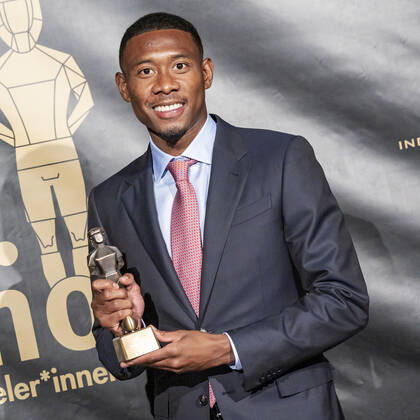 20220919 26. Bruno-Gala WIEN, OESTERREICH - 19. SEPTEMBER: Spieler von Real Madrid David Alaba, Preistraeger der Bruno-Award in der Kategorie Legionaer der Saison praesentiert von Coca-Cola waehrend der Preisverleihung anlaesslich des 26. Bruno Galas, Das Fest Der SpielerInnen, praesentiert von Kronen Zeitung im Globe Wien in der Marx-Halle am 19. September 2022 in Wien, Oesterreich. 220919_SEPA_17_022 Copyright: xIsabellexOuvrardx SEPAxMedia