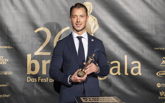 20220919 26. Bruno-Gala WIEN, OESTERREICH - 19. SEPTEMBER: Trainer von FC Red Bull Salzburg Matthias Jaissle, Preistraeger der Bruno-Award in der Kategorie Trainer der Saison praesentiert von Infoscreen waehrend der Preisverleihung anlaesslich des 26. Bruno Galas, Das Fest Der SpielerInnen, praesentiert von Kronen Zeitung im Globe Wien in der Marx-Halle am 19. September 2022 in Wien, Oesterreich. 220919_SEPA_17_034 Copyright: xIsabellexOuvrardx SEPAxMedia