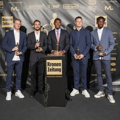 20220919 26. Bruno-Gala WIEN, OESTERREICH - 19. SEPTEMBER: Die Teamspieler der oesterreichischen Nationalmannschaft Nicolas Seiwald, Andreas Ulmer, David Alaba, Patrick Pentz und Muhammed-Cham Saracevic mit ihren Brunos nach der Preisverleihung anlaesslich des 26. Bruno Galas, Das Fest Der SpielerInnen, praesentiert von Kronen Zeitung im Globe Wien in der Marx-Halle am 19. September 2022 in Wien, Oesterreich. 220919_SEPA_17_024 Copyright: xIsabellexOuvrardx SEPAxMedia