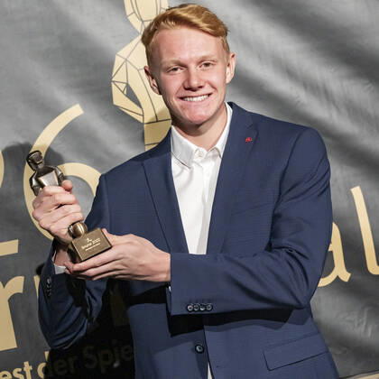 20220919 26. Bruno-Gala WIEN, OESTERREICH - 19. SEPTEMBER: Spieler von FC Red Bull Salzburg Nicolas Seiwald, Preistraeger der Bruno-Award in der Kategorie Aufsteiger der Saison praesentiert von Moser Medical waehrend der Preisverleihung anlaesslich des 26. Bruno Galas, Das Fest Der SpielerInnen, praesentiert von Kronen Zeitung im Globe Wien in der Marx-Halle am 19. September 2022 in Wien, Oesterreich. 220919_SEPA_17_013 Copyright: xIsabellexOuvrardx SEPAxMedia
