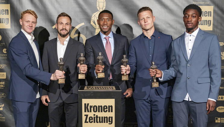 20220919 26. Bruno-Gala WIEN, OESTERREICH - 19. SEPTEMBER: Die Teamspieler der oesterreichischen Nationalmannschaft Nicolas Seiwald, Andreas Ulmer, David Alaba, Patrick Pentz und Muhammed-Cham Saracevic mit ihren Brunos nach der Preisverleihung anlaesslich des 26. Bruno Galas, Das Fest Der SpielerInnen, praesentiert von Kronen Zeitung im Globe Wien in der Marx-Halle am 19. September 2022 in Wien, Oesterreich. 220919_SEPA_17_027 Copyright: xIsabellexOuvrardx SEPAxMedia