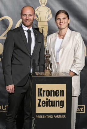 20220919 26. Bruno-Gala WIEN, OESTERREICH - 19. SEPTEMBER: SK Sturm Graz Frauen Sektionsleiter Mario Karner und Kapitänin Sophie Karner Preistraeger der Bruno-Award in der Kategorie Frauenmannschaft der Saison praesentiert von Christina Toth waehrend der Preisverleihung anlaesslich des 26. Bruno Galas, Das Fest Der SpielerInnen, praesentiert von Kronen Zeitung im Globe Wien in der Marx-Halle am 19. September 2022 in Wien, Oesterreich. 220919_SEPA_17_031 Copyright: xIsabellexOuvrardx SEPAxMedia